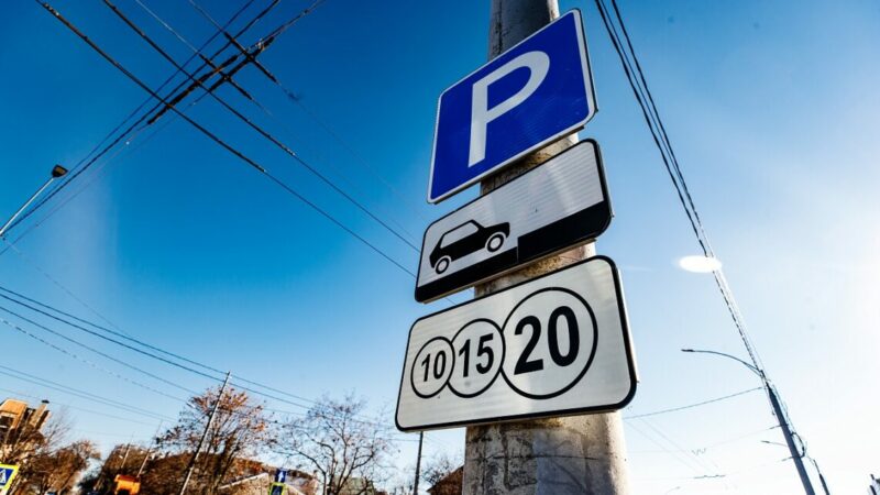 Мэр Краснодара рассказал, как решат проблему припаркованных авто без номеров