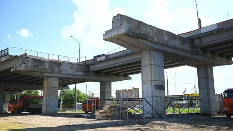 В Краснодаре на Тургеневском мосту завершают демонтажные работы первого этапа