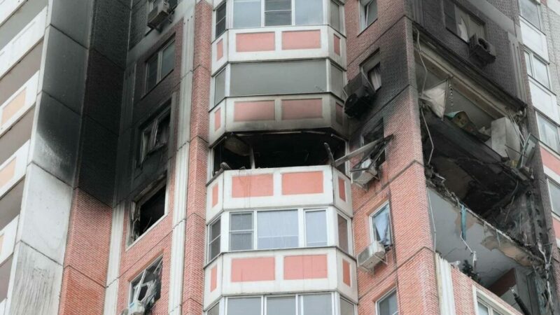 Жильцов пострадавшего от БПЛА дома на Левенцовке в Ростове пустили за вещами