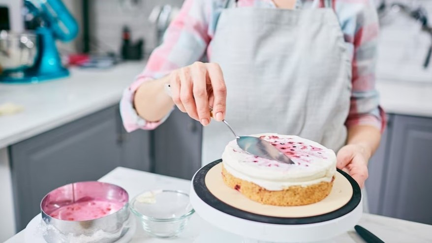 Что нужно, чтобы начать печь торты дома, и сколько это стоит