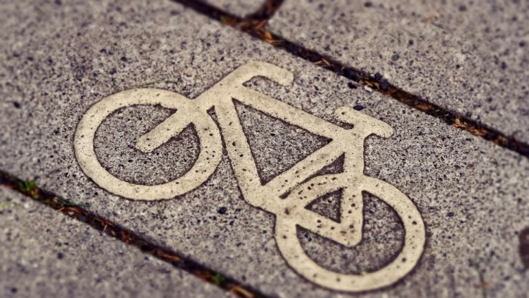 В Краснодаре запретят бесконтрольную парковку самокатов и велосипедов