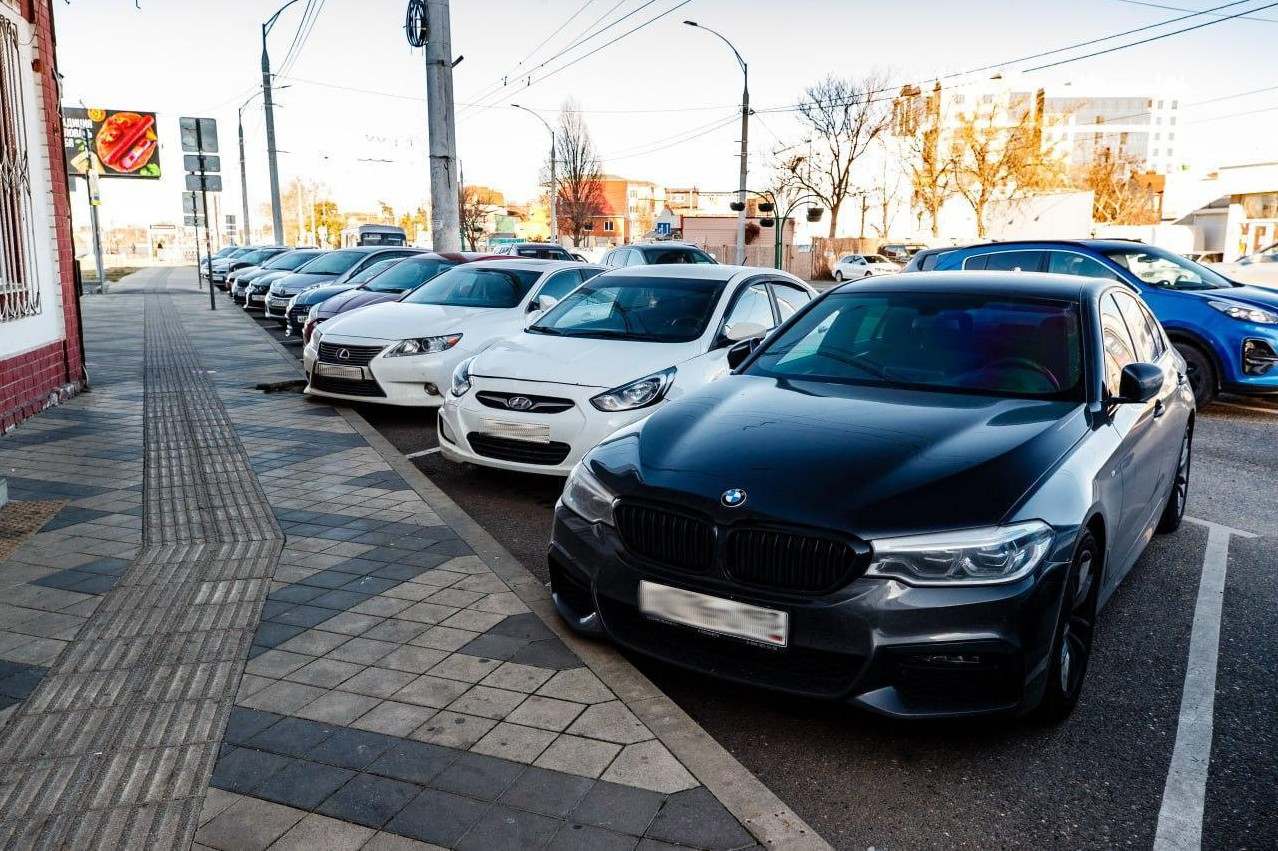 В Краснодаре на городских парковках начали очищать номера от посторонних предметов