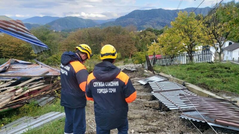 Прокуратура начала проверку по факту повреждения домов из-за оползня в Сочи