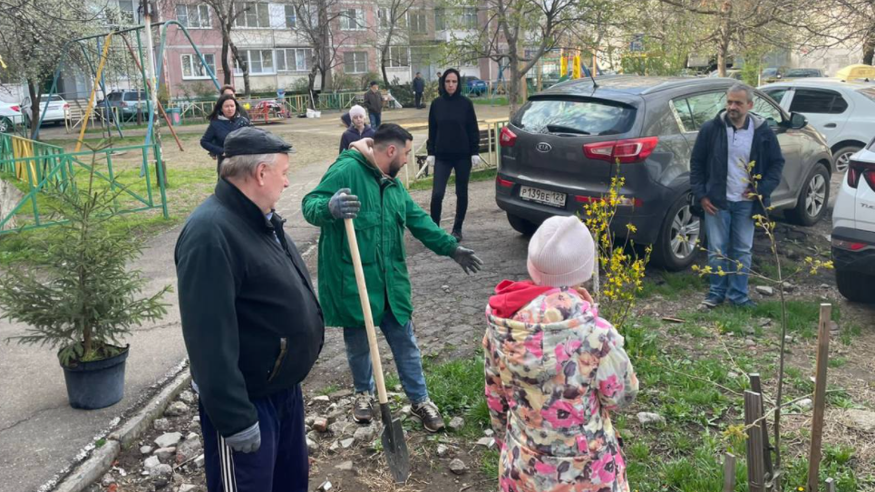 В Краснодаре провели субботник на улице Ставропольской