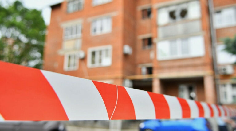 В пострадавшей из-за хлопка в Краснодаре многоэтажке оперативно восстановят окна